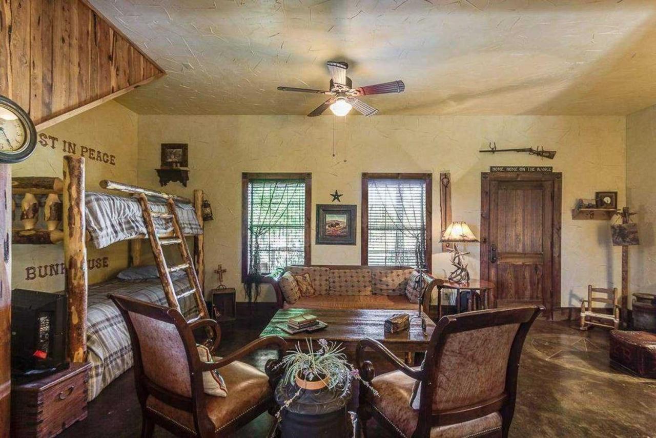 Last Outpost Bandera Ranch House Exterior photo
